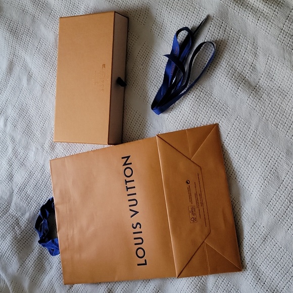 Louis Vuitton Box with ribbon and matching shopping bag - Picture 2 of 8